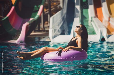 Teen In Bikini In The Swimming Pool Zdjęć Stockowych I Obrazów