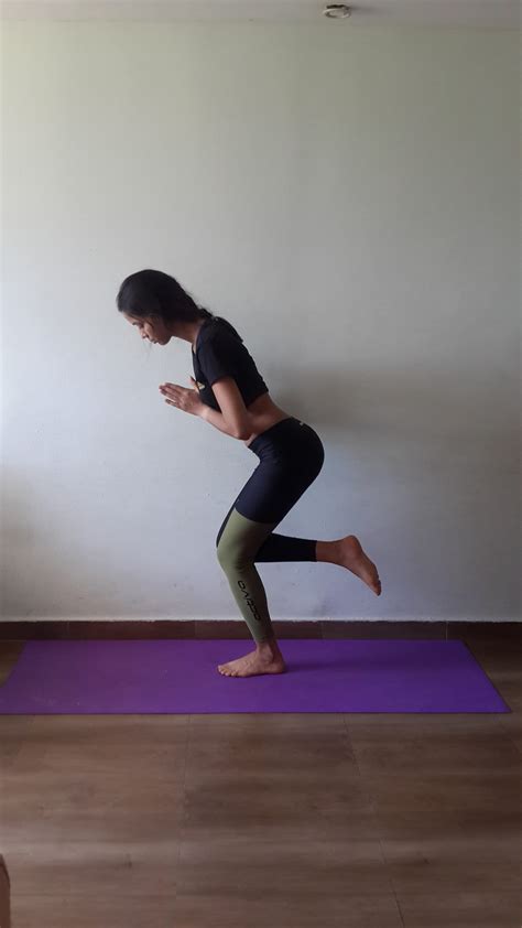 gleichgewicht halten auf einem bein yoga uebung megaboxsack