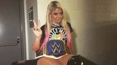 Wwe Alexa Bliss Defeats Becky Lynch To Become Two Time Smackdown