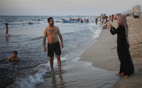 تصاویر تفریح زنان و مردان در سواحل غزه
