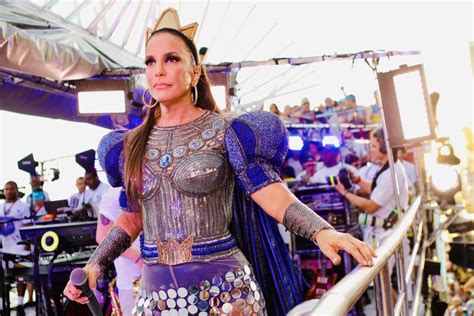 vestida de rainha ivete sangalo abre seu carnaval em salvador puxando  famoso bloco coruja