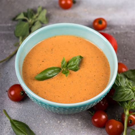 het recept voor een romige en rijke soep vol verse kruiden deze geroosterde tomatensoep