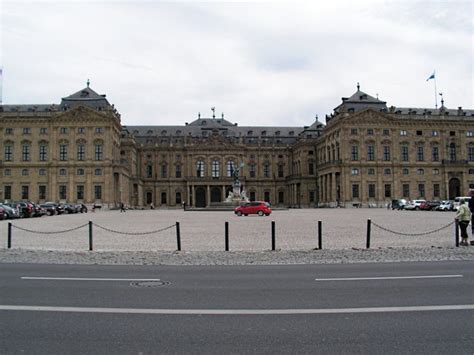 blick auf die residenz ueber den residenzplatz  wuerzburg mgrs una geograph deutschland