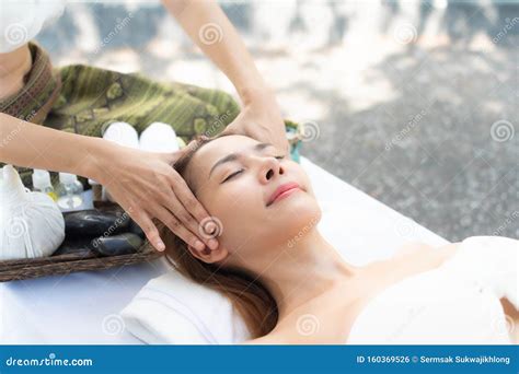 Mooie Vrouw Krijgt Massage In De Kudde Stock Foto Image Of
