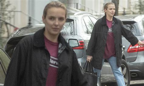 killing eve s jodie comer keeps it casual in jeans as she steps out makeup free in london