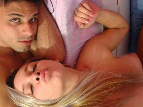casal de namorados vazou na net em fotos intimas kabine das novinhas