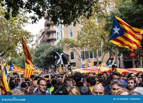 barcelona spanien  oktober  personer som fredligt demonstrerar foer att politiska