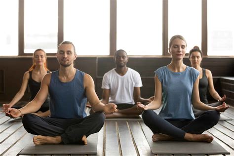 yogaworkshop speciaal voor bedrijven voor ontspannen en blije medewerkers yoga op werk