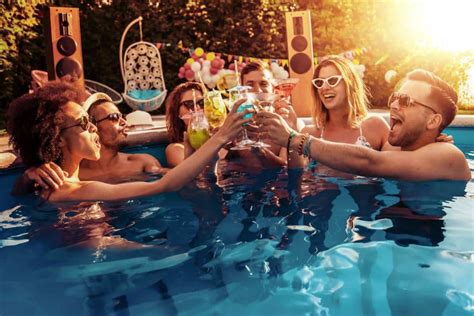 4 Astuces Pour Réussir Une Pool Party Nocturne