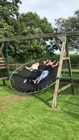 dumpertnl schommelen op een trampoline