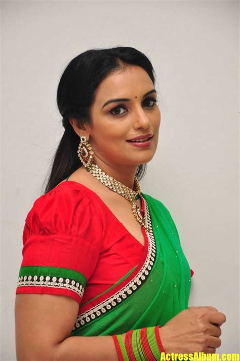 actress shweta menon in traditional green saree
