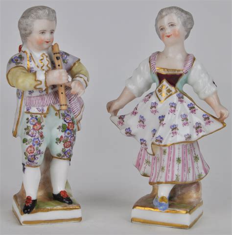 musicerend koppel twee beeldjes van meerkleurig porselein met een meissen merk xixde eeuw
