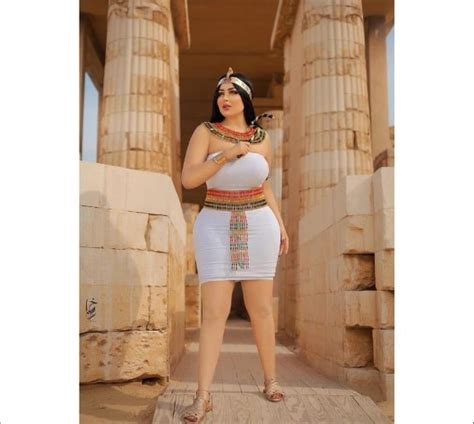 मिस्र के पिरामिड के सामने मॉडल ने कराया हॉट फोटोशूट फोटोग्राफर