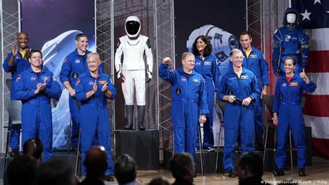 nasa names astronauts   commercial space flights news dw