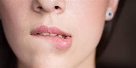 Wanita Yang Menggigit Bibirnya Tampak Seksi Di Mata Pria Kenapa Ya