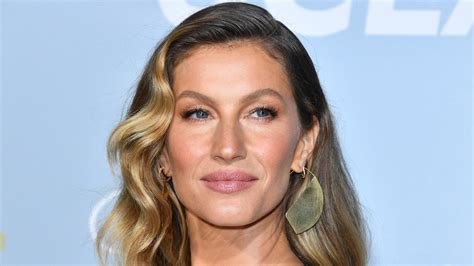 supermodel gisele bündchen shares video rescuing sea turtle to