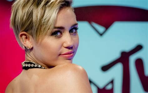 Miley Cyrus Back In The Limelight At The Mtv Emas Metro News