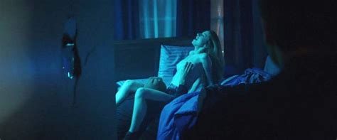 Сцена секса Zoey Deutch в Vincent и Roxxy на