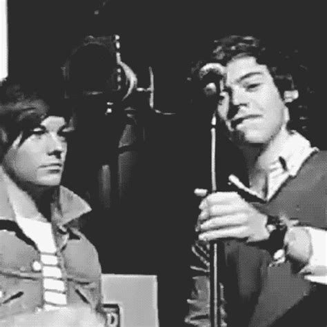 one direction larry stylinson find and share on giphy