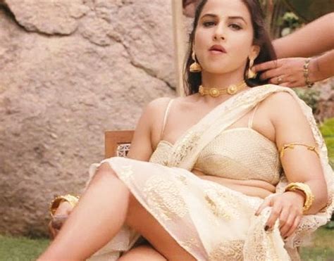 Vidya Balan Poses For A Sexy Picture