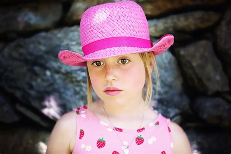 무료 이미지 사람 소녀 사진술 꽃 전망 여자 초상화 모델 봄 빨간 색깔 어린이 인간의 모자 유행