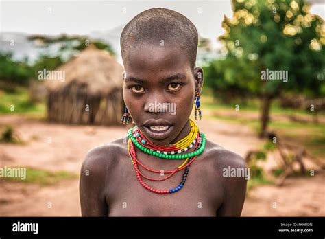 Porträt Einer Jungen Afrikanerin In Ihrem Dorf Stockfotografie Alamy