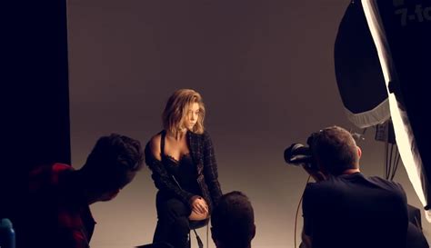 sarah hyland nue dans marie claire behind the scenes