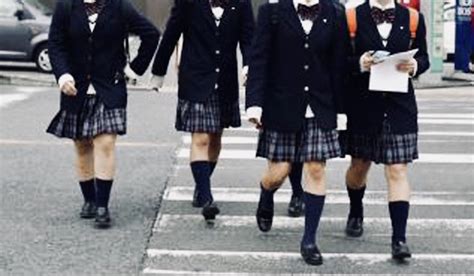 las jóvenes británicas aseguran que sus uniformes escolares las