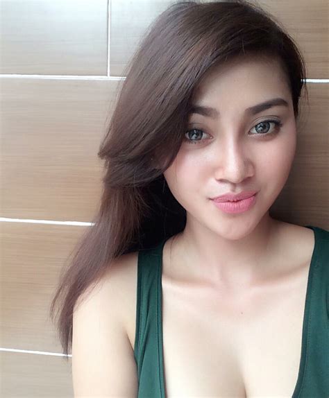 Wanita Cantik Pamer Susu