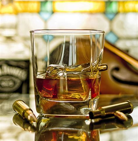 handmade whiskyglas mit realem projektil cal trinkglas mit kugel