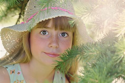 무료 이미지 자연 사람 소녀 여자 사진술 꽃 여름 초상화 녹색 어린이 인간의 모자 닫기 표정 미소
