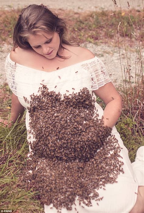 Pregnant Ohio Mom Poses For Shoot With 20 000 Bees Daily