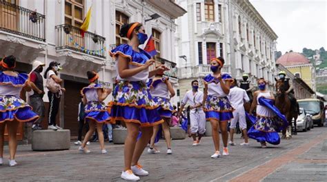 el carnaval  se lo vive en el centro historico de quito el comercio