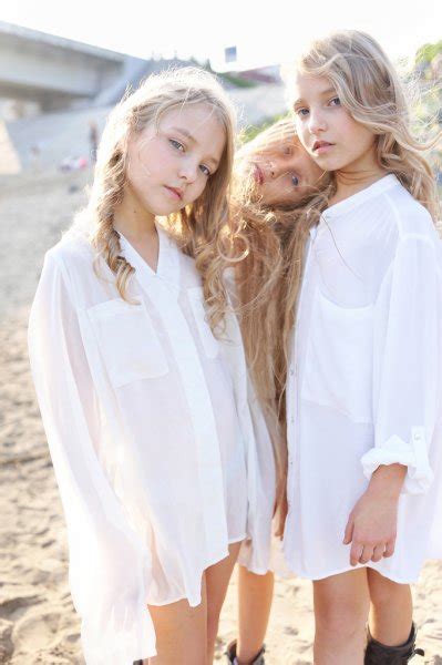 Portrait De Deux Filles De Copines Sur Une Nature Estivale