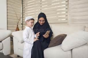 arabische frau tragendes abaya lokalisiert stockfoto bild von