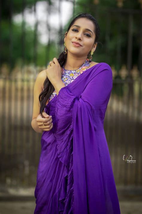 Anchor Rashmi Gautam Stunning Photoshoot In Violet Saree