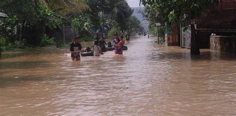 the big wobble indonesia 6 000 displaced by floods in west java 20 000 people affected