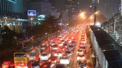 go jek app cuts through jakarta s notorious traffic jams cnn