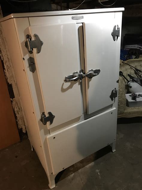antique frigidaire refrigerator      fridge rantiques