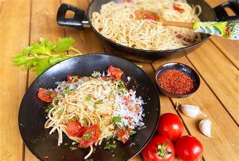 spaghetti aglio  olio met tomaat en peperoncino uit napels