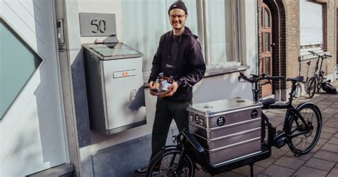 fietsbezorger en lokale handelaars slaan handen  elkaar  leveren je lokaal gekochte pakjes