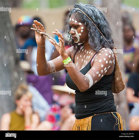 Artiste Femme à Pois Bodypainting Laura Aboriginal Dance Festival