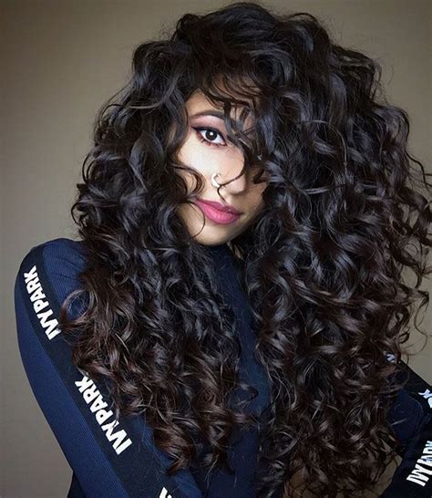 This Is How Ayesha Styles Her Long Wavy Hair Long Hair Styles Curly