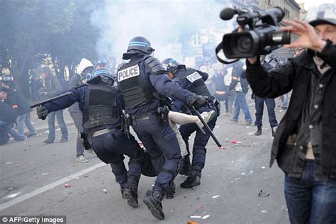 Gay Marriage Paris Protests Enter Second Day Of Violence Daily Mail