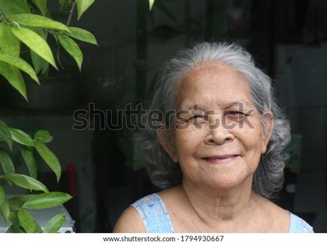 10 Mature Filipino Woman Gardening Bilder Arkivfotografier Og Vektorer