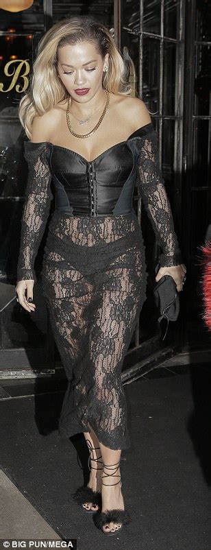 Grammys 2018 Leggy Rita Ora Suffers A Wardrobe Mishap Daily Mail Online