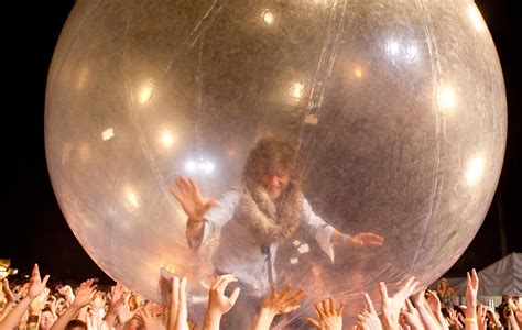 flaming lips perform race   prize  giant bubbles