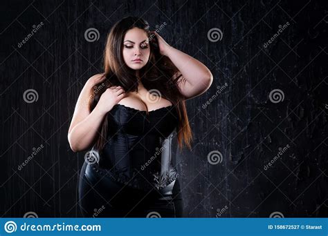 sexy plus formaat model in zwart corset vetvrouw met