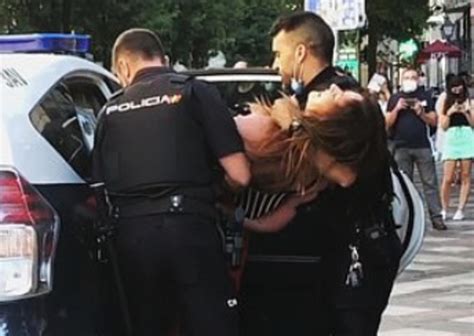 seis policías arrestan a una mujer en madrid porque se rehusó a usar un
