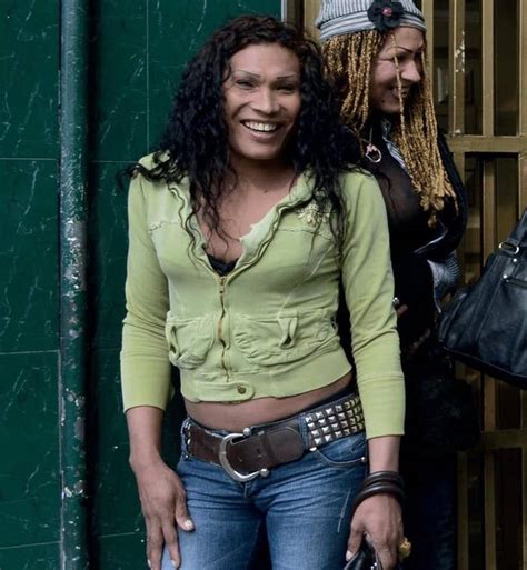 南米 新型コロナ疑いの黒人トランス女性を放置し死なせたとして救急隊員の対応に批判が集まる